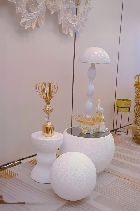 ⚪ طاولة جانبية عصرية بتصميم كروي أنيق